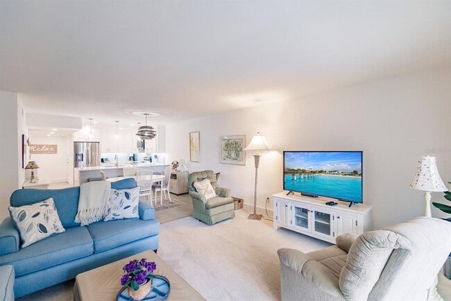 1055 W Peppertree Dr in Sarasota, FL - Building Photo - Building Photo