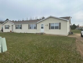 E1599 Raymond Dr in Waupaca, WI - Building Photo - Building Photo