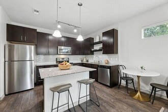 Highline Apartments in Austin, TX - Foto de edificio - Building Photo