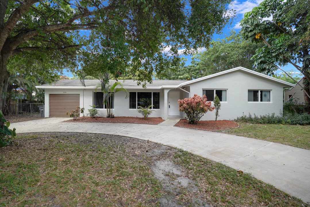 5216 Greenwood Dr in Delray Beach, FL - Building Photo