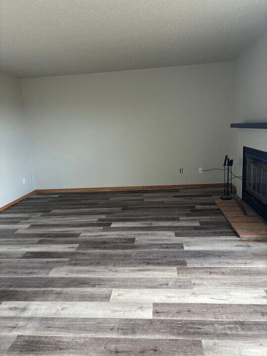 937 Delmar Ct NW in Minot, ND - Building Photo