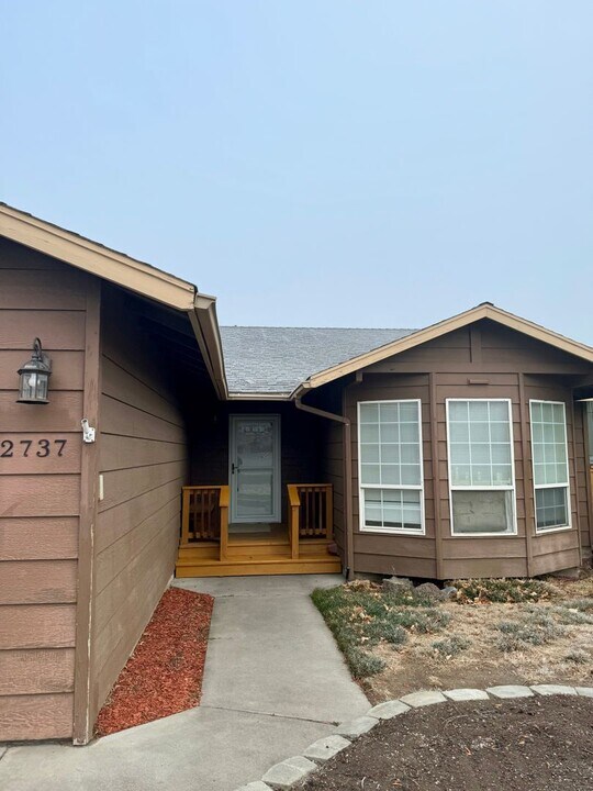 2737 SW Quartz Ave in Redmond, OR - Building Photo