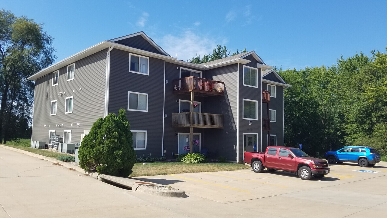 4712 Chadwick Rd, Unit Chadwick Condo in Cedar Falls, IA - Foto de edificio