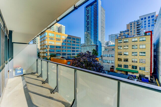 161 Roehampton Av in Toronto, ON - Building Photo - Building Photo