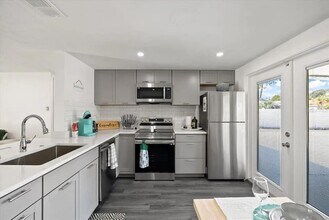 5332 Nutmeg Ave in Sarasota, FL - Building Photo - Building Photo