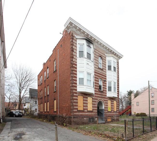 131 Clark St in Hartford, CT - Foto de edificio - Building Photo