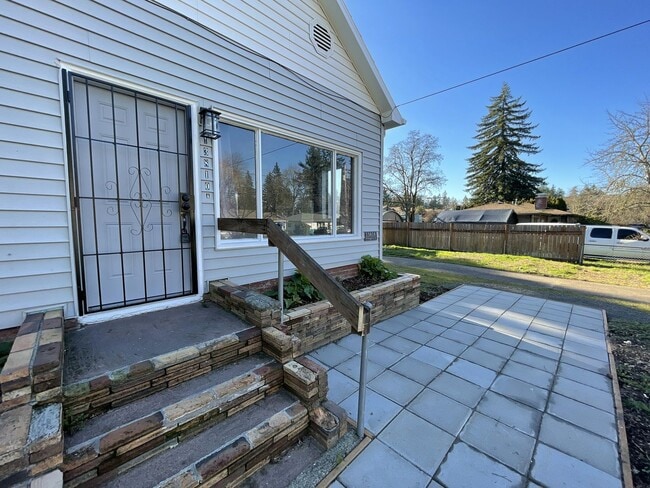 13810 SE Knight St in Portland, OR - Building Photo - Building Photo