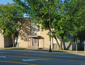 2407 W Broadway Ave in Minneapolis, MN - Building Photo - Building Photo