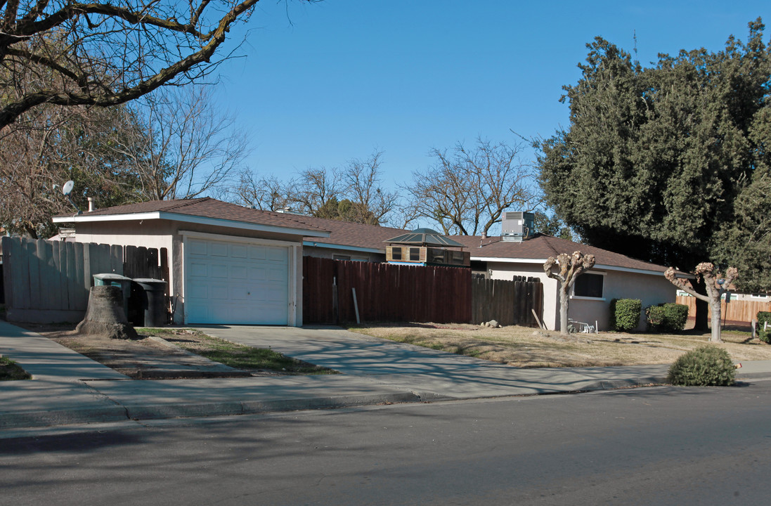 305 Riverside Dr in Modesto, CA - Foto de edificio