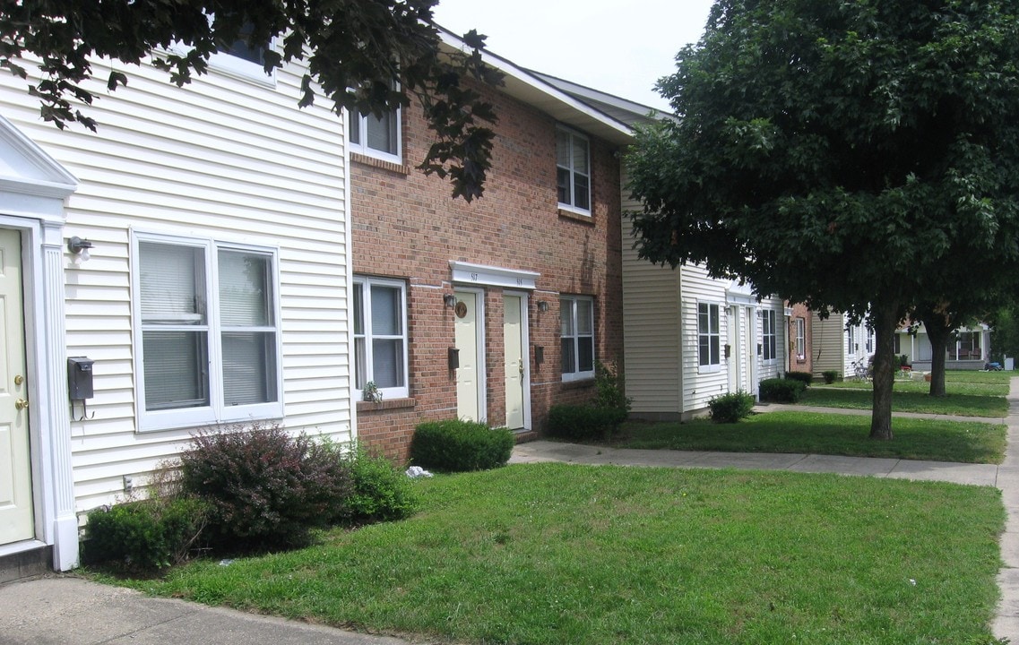 Brockwood Townhouses in Vincennes, IN - Building Photo