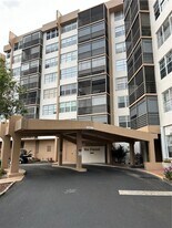 900 St Charles Pl in Pembroke Pines, FL - Building Photo