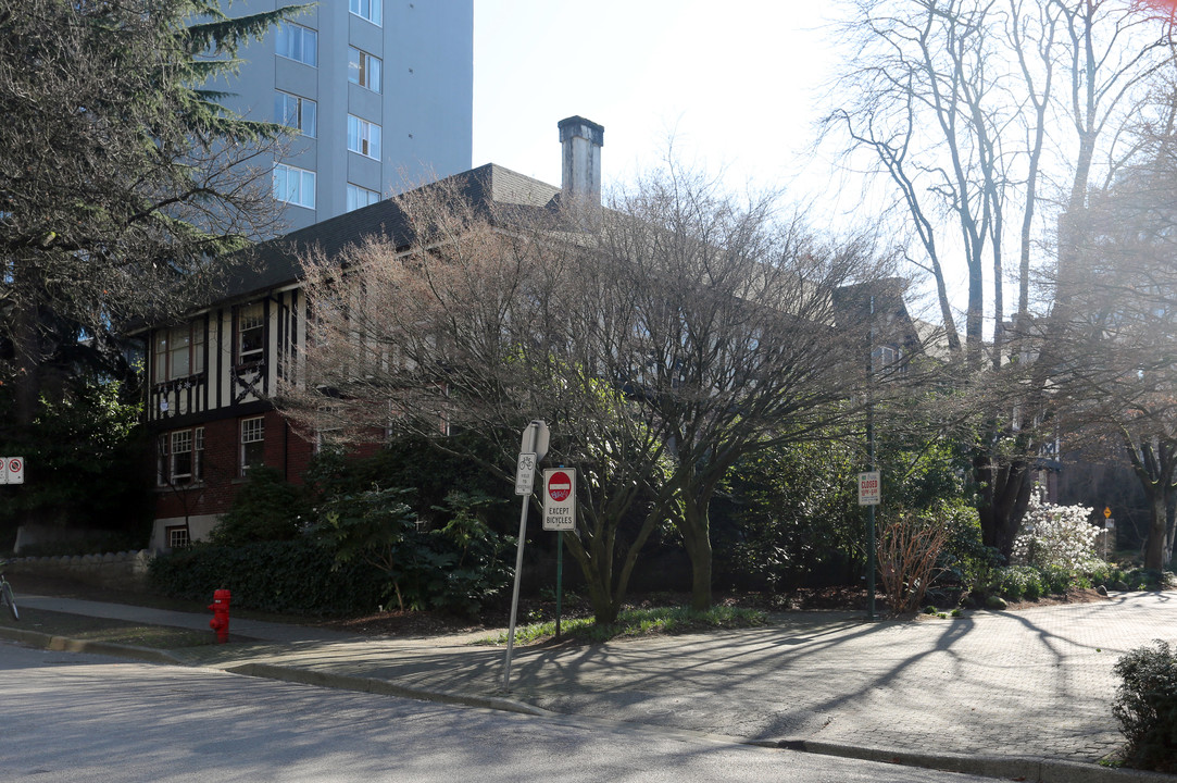 Beaufort Manor in Vancouver, BC - Building Photo