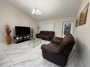 1082 SW Bellevue Ave in Port St. Lucie, FL - Foto de edificio - Building Photo