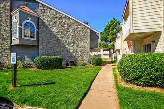 Tower Crossing Apartments in Tulsa, OK - Building Photo - Building Photo