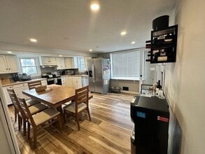 114 Lexington St, Unit 2 in Burlington, MA - Foto de edificio - Building Photo