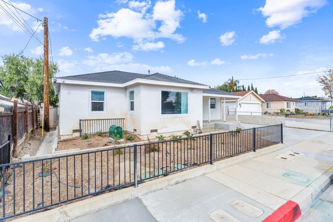 1535 W Orange Grove Ave in Pomona, CA - Foto de edificio