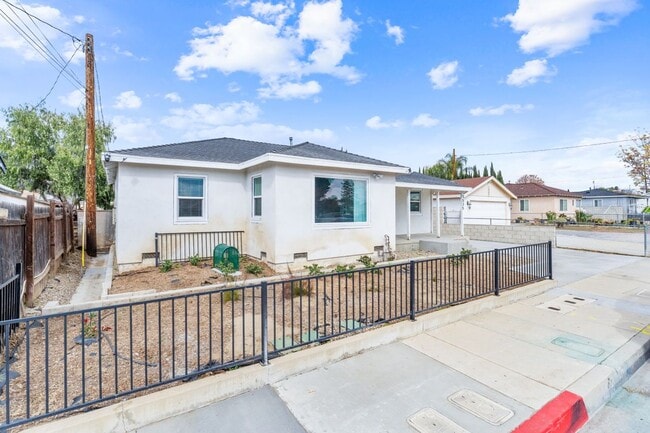 property at 1535 W Orange Grove Ave