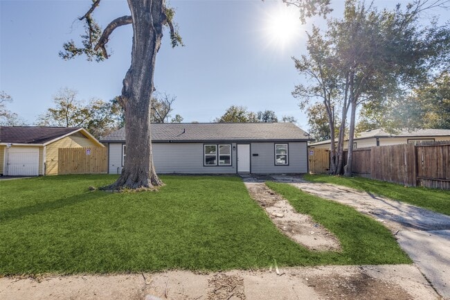 6038 Glenhurst Dr in Houston, TX - Building Photo - Building Photo