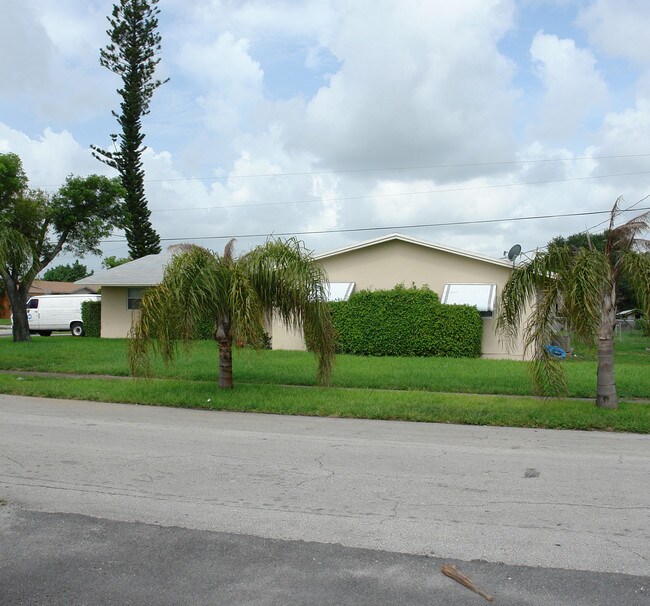 5201 NW 17th St in Fort Lauderdale, FL - Building Photo - Building Photo