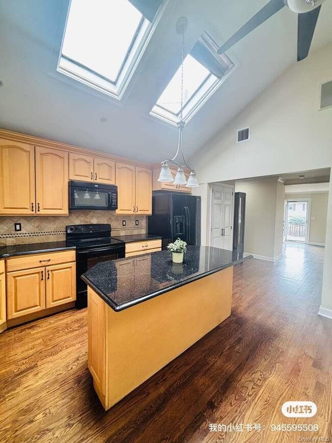 3199 Ilene Ln in Levittown, NY - Foto de edificio - Building Photo