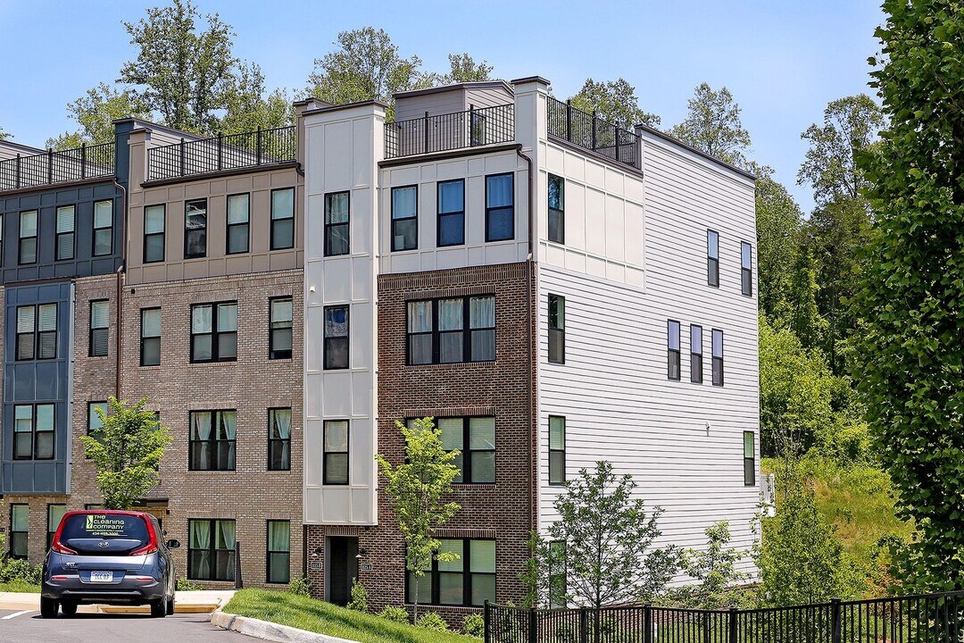 825 Wesley Ln in Charlottesville, VA - Building Photo