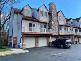 185 Woods Edge Dr in Roxbury Township, NJ - Building Photo