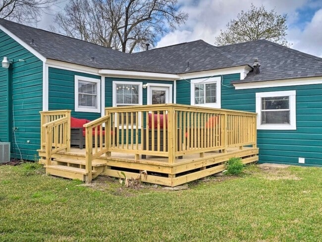 2223 Des Jardines St