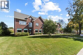 111 Sandwich St S in Amherstburg, ON - Building Photo - Building Photo