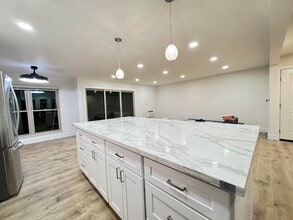 2083 Ascot Dr in Moraga, CA - Foto de edificio - Building Photo