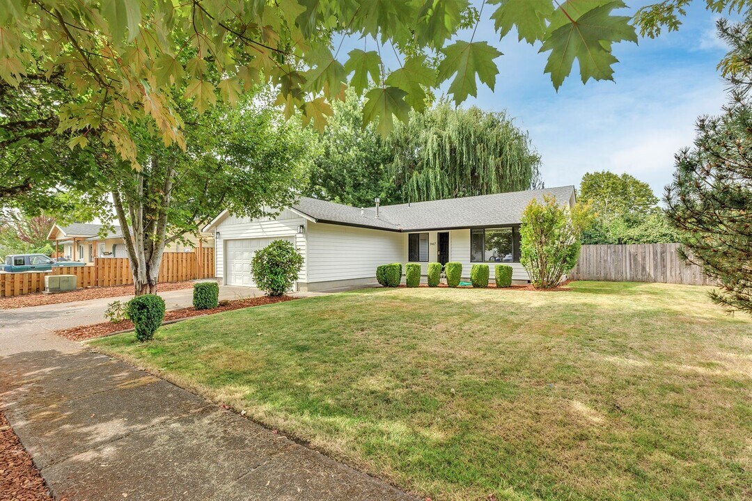 947 S 2nd Ave in Cornelius, OR - Building Photo
