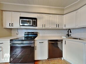 2052 Lakeside Dr in Seabrook, TX - Foto de edificio - Building Photo