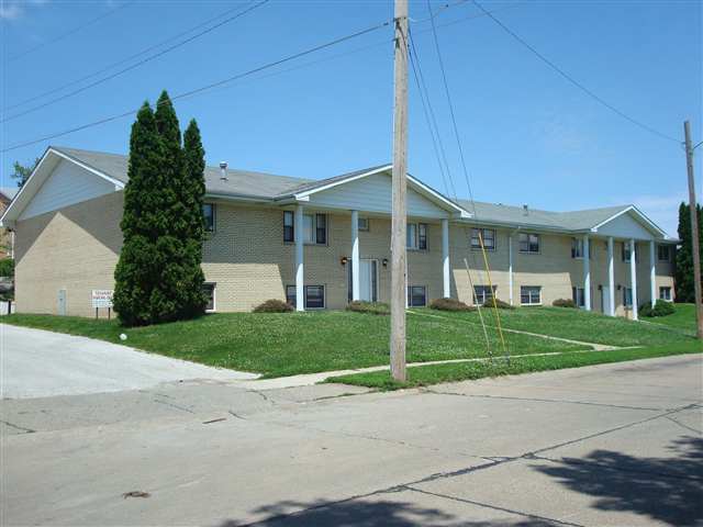 1320-1326 E 38th St in Davenport, IA - Building Photo