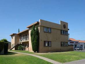 1744 E Wilson Ave in Orange, CA - Foto de edificio - Building Photo