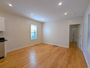 44 Cogswell Ave, Unit 3 in Cambridge, MA - Foto de edificio - Building Photo
