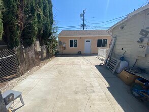 19622 Bassett St in Reseda, CA - Building Photo - Building Photo