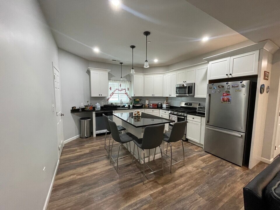 10 John St in Chelsea, MA - Building Photo