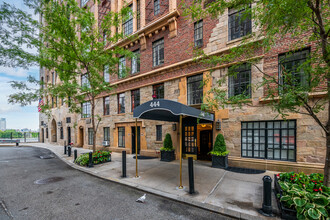 444 E 52nd St in New York, NY - Building Photo - Building Photo