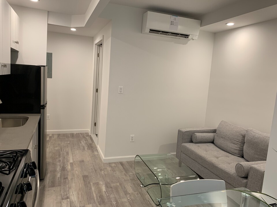 433 W 53rd St in New York, NY - Building Photo