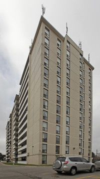 Bayview Square Apartments in Toronto, ON - Building Photo - Building Photo