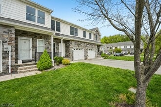 26 DeCroce Ct in Parsippany Troy Hills, NJ - Building Photo - Building Photo