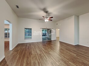 4611 Treasure Cay Rd in Tavares, FL - Foto de edificio - Building Photo