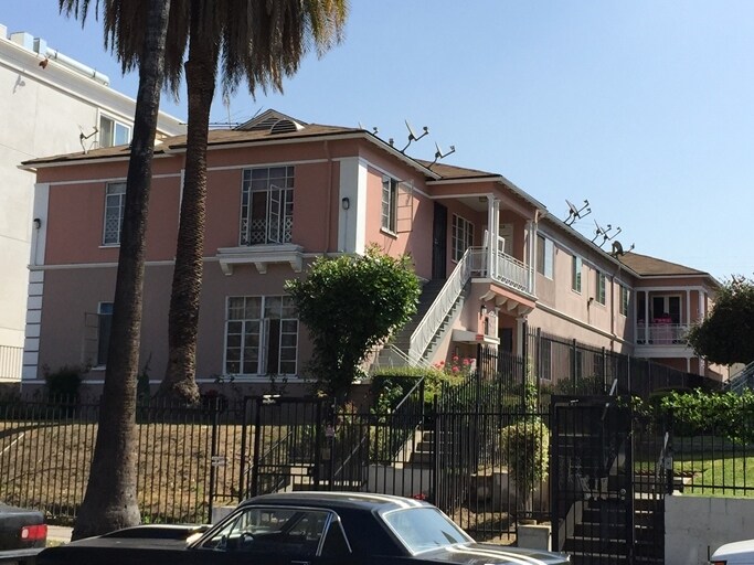 1136 S Westmoreland Ave in Los Angeles, CA - Building Photo