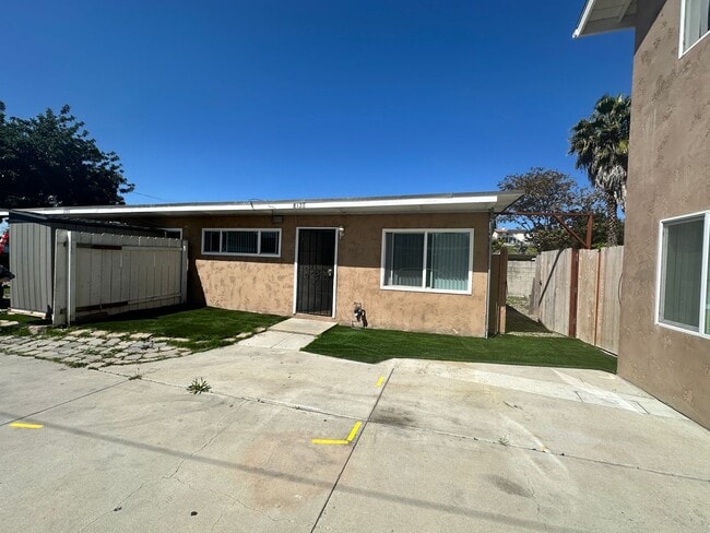 8128 Dodie St in San Diego, CA - Foto de edificio - Building Photo