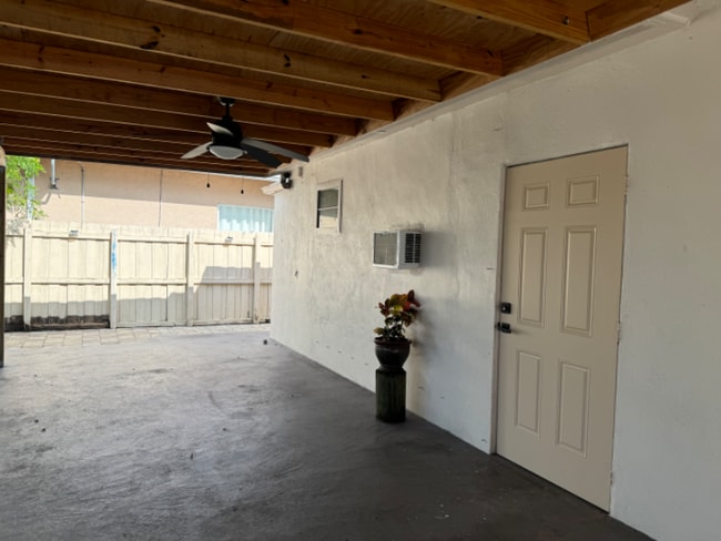 251 NE 41st St in Oakland Park, FL - Foto de edificio - Building Photo