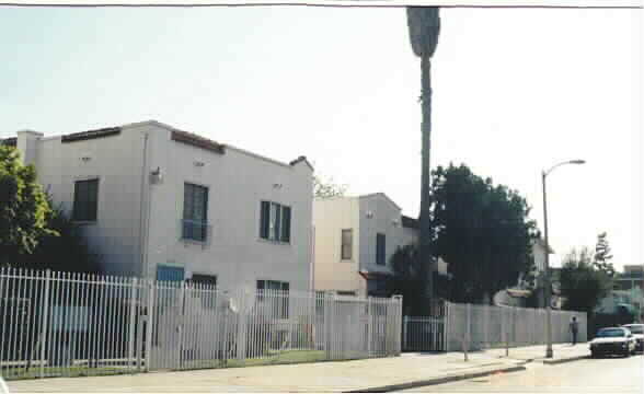 4324-4342 1/2 Normal Ave in Los Angeles, CA - Foto de edificio