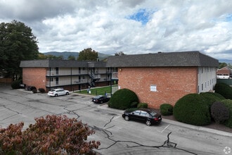 Oak Grove Village in Roanoke, VA - Foto de edificio - Building Photo