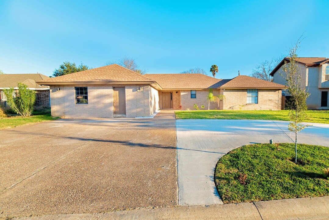 8655 Northridge Loop in Laredo, TX - Building Photo