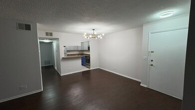 1125 Pleasant Run Dr in Wheeling, IL - Building Photo - Building Photo