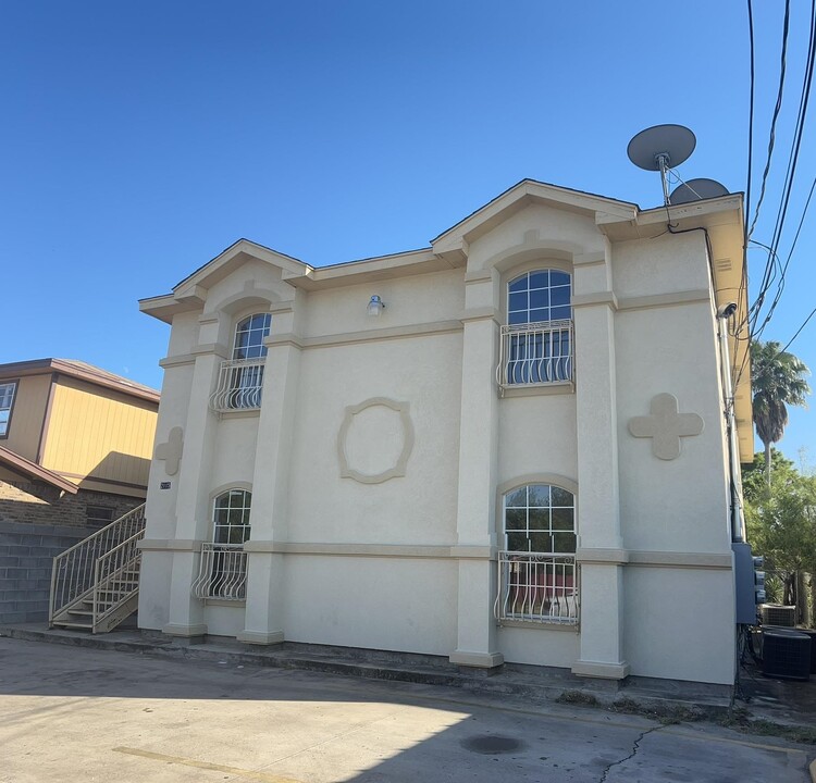 2115 Cross St in Laredo, TX - Building Photo