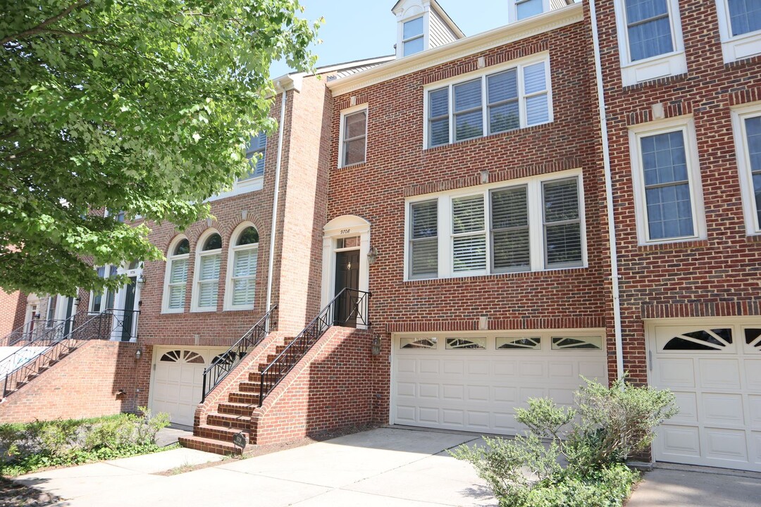 9708 Whitley Park Pl in Bethesda, MD - Foto de edificio